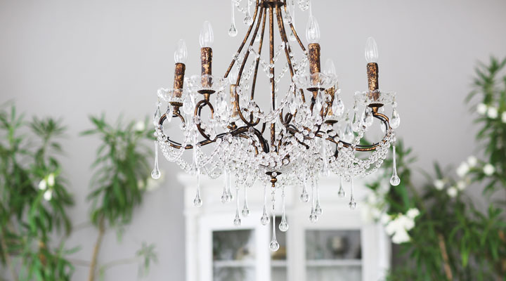 Reflecting the Holiday Spirit: E-Z Window Cleaning’s Mirror & Light Fixture Cleaning Service